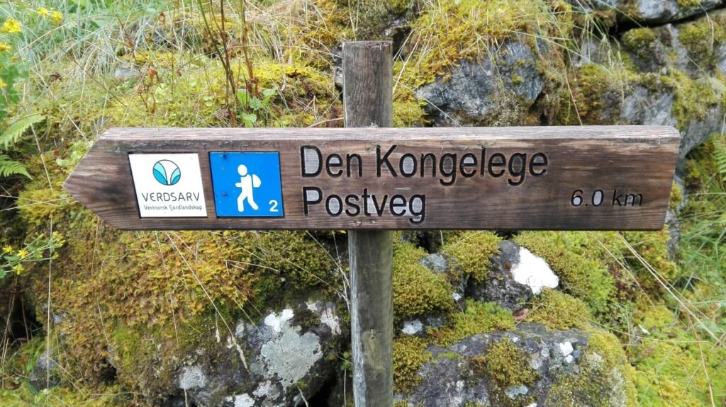 wegwijzer op oude postweg in Gudvangen Noorwegen