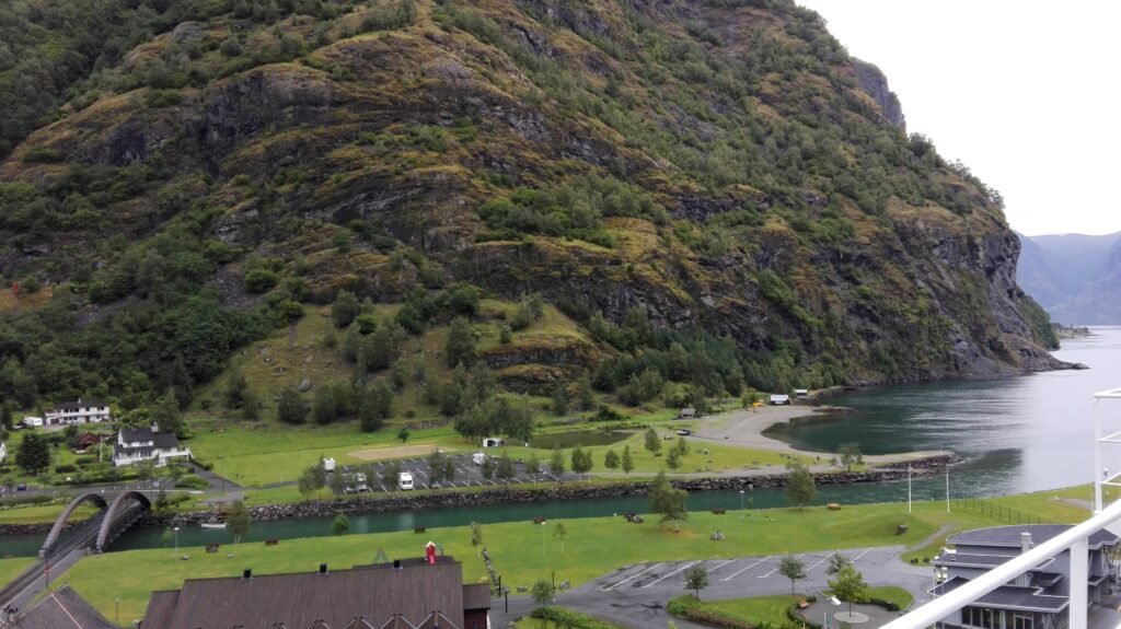 rivier die in fjord uitkomt in Flam Noorwegen