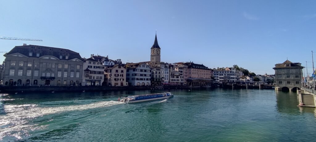 uitzicht over de oude stad en de Limmat rivier in Zurich Zwitserland