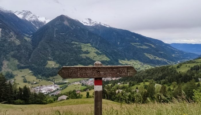 wegwijzer op berg wandel pad