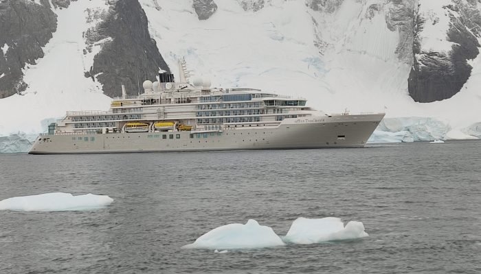 cruiseschip in Antarctica